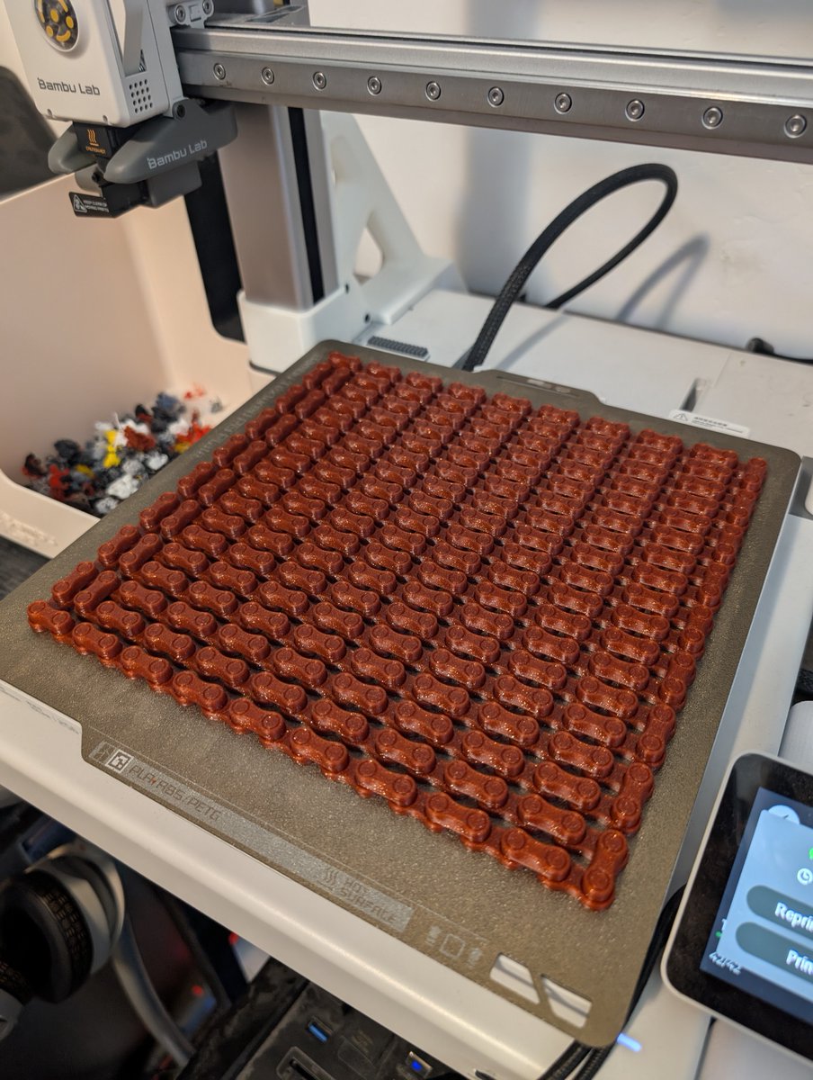BeardedPrinter's tweet image. Following suit with @3dprintingnerd And printing an EXTREME-ly long chain by @JimThePrinter37 !!
Lil mouse doesn't even know what to do with it!