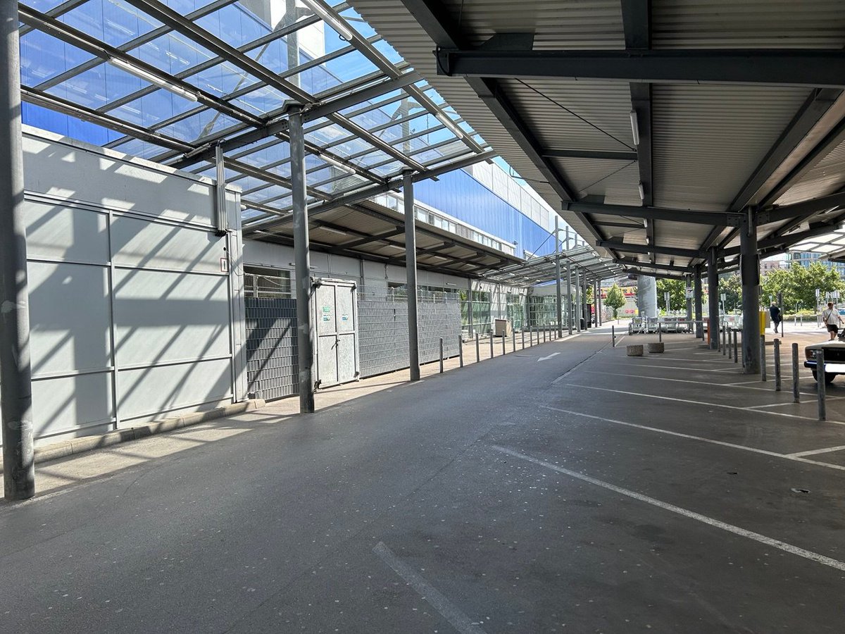 DigitalerC's tweet image. Ich bin alle paar Monate in der Metro. Heute, Samstag, war ich mit meiner Süßen um ca. 15.00 in der Filiale Berlin-Friedrichshain.
So habe ich das noch nicht erlebt:
Der Parkplatz halb belegt und am Eingangsbereich, wo normalerweise Gartenmöbel, Grills u.ä. stehen, alles leer.…