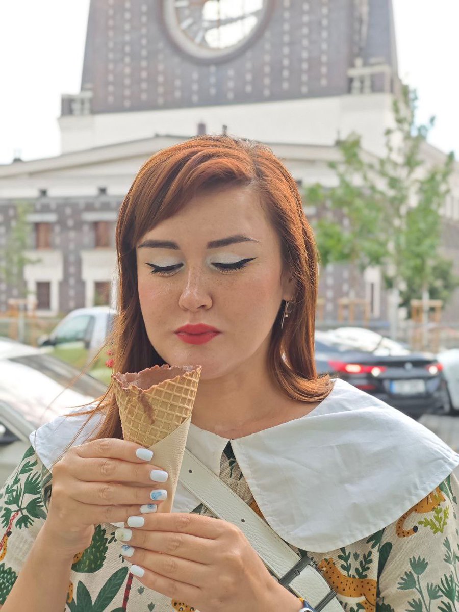 Тут, значится, можно наблюдать за моей реакцией на такой способ подачи кофе (в мороженом шоколадном рожке). Я не фанат такой подачи, вот чего скажу. Ещё в конце, когда кофе уже выпил, у тебя остается в руках шоколадный рожок этот, я такое не люблю, вот.