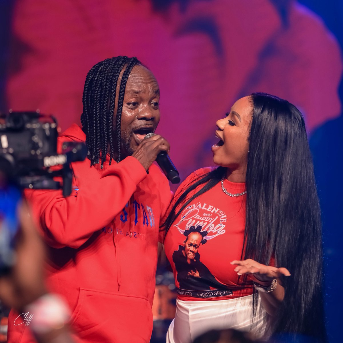 Atongo4gh's tweet image. But why are people consoling @Serwaa_Amihere more than Daddy Lumba's wife and family members? What are the dots here to be connected 🤔?