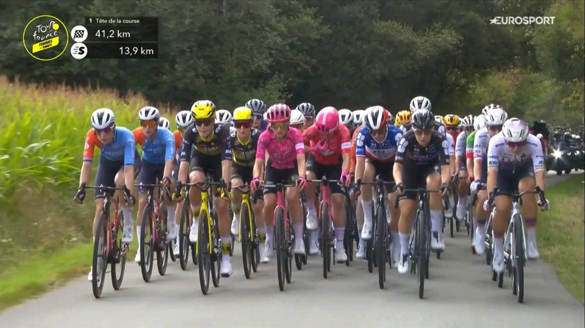 laflammerouge16's tweet image. #TDFF2025 Stage 1 is on - at 40 to go with no break and IS approaching in 14 km