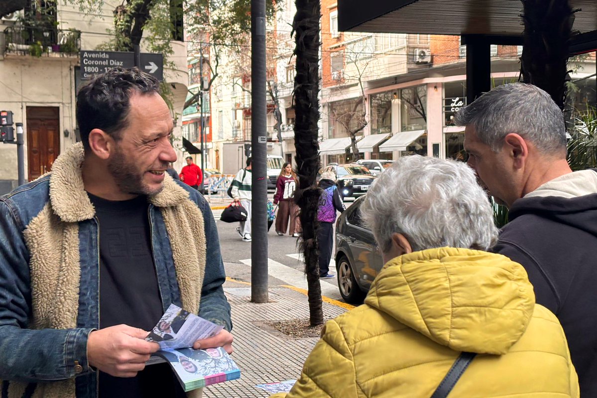 maxiferraro's tweet image. Hoy estuve en Palermo charlando con los vecinos y compartiendo nuestra propuesta. Creemos que el esfuerzo de los argentinos todos los días tiene que tener un sentido. No queremos volver al pasado, pero tampoco nos conformamos con este presente.
Con @HernanLReyes queremos…