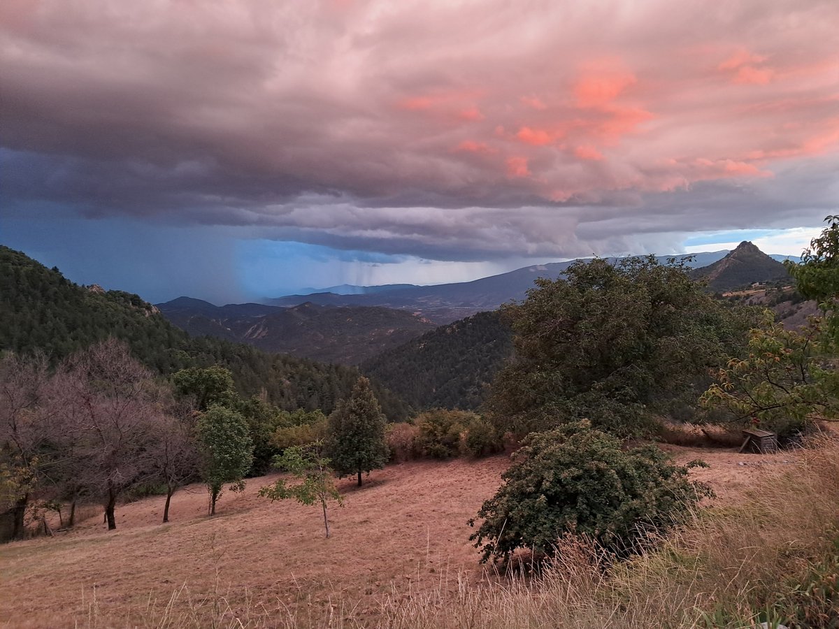 Philippe2244's tweet image. La nature nous a offert un spectacle hier soir à l'Estachon, pendant l'apéritif que nous prenions tranquillement chez nos voisins. La pluie tombait au loin en prenant différentes couleurs, rouge au-dessus de la vallée du Vançon, gris bleu sur la vallée de la Durance et bleu clair…