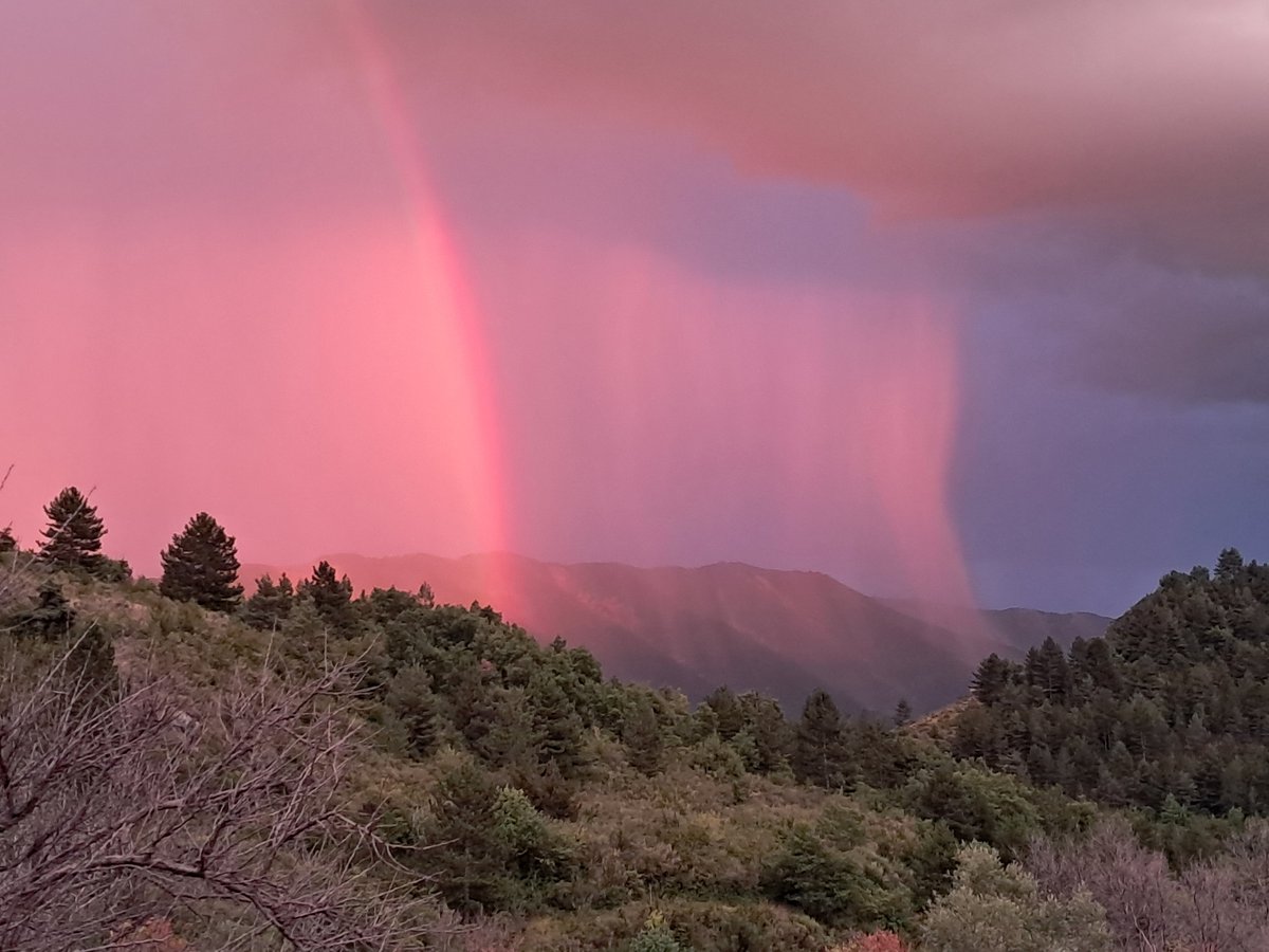 Philippe2244's tweet image. La nature nous a offert un spectacle hier soir à l'Estachon, pendant l'apéritif que nous prenions tranquillement chez nos voisins. La pluie tombait au loin en prenant différentes couleurs, rouge au-dessus de la vallée du Vançon, gris bleu sur la vallée de la Durance et bleu clair…