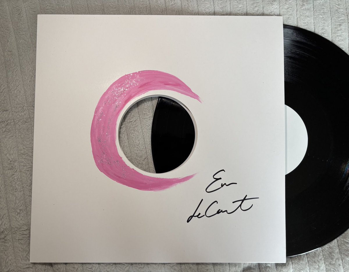 dancingwithoht_'s tweet image. my most precious vinyl ever 😭 😭😭😭 i love u @erinlecount