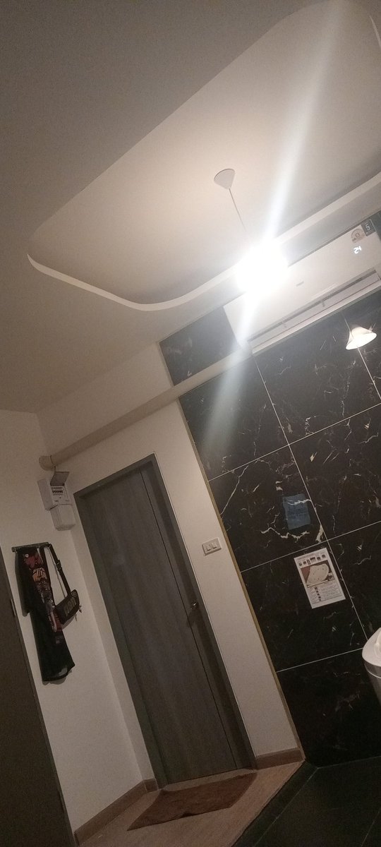 ชายเดี่ยวติดฝน ขี่ผ่านเอฟเว่นแว๊ะหลบฝนแป๊ป..แต่ตอนนี้หาสาวๆมายู่เป็นเพื่อนหลบฝนด้วยกันคับ