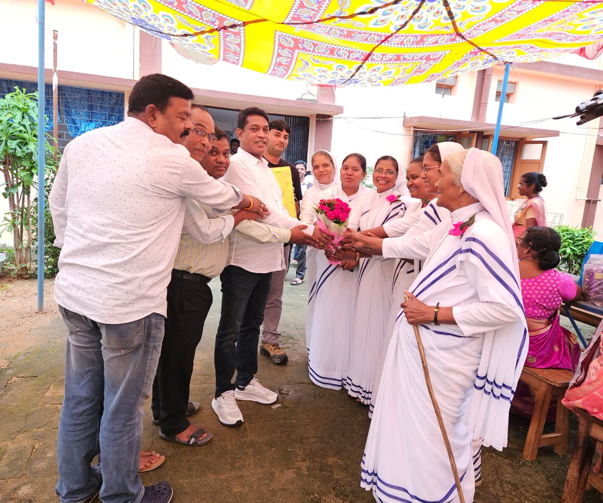 संत अन्ना पर्व की बधाई।
आज टैंसेर मिशन व तामड़ा में संत अन्ना की धर्मबहनों से मिलकर पर्व की बधाई दी। हम सौभाग्यशाली हैं कि संत अन्ना जैसे महान संत का संरक्षण हमें प्राप्त है।उनकी जीवनी सेवा, समर्पण और करुणा की प्रेरणा देती है।
#Simdega #StAnnaFeast #Faith #Service