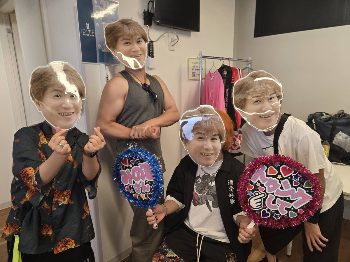 特に何も指示をしてないがスタッフが自主的にうっちーの仮面を5枚程当日作ってきて、「アンコールこれで出るか」って話になったまではいいが、つけたまま演奏続けてそれ見て笑わないように我慢してたが、RyosukeやAYUMUが笑かしにきよるので後ろ向いたら本人が本人の仮面つけたまま演奏してて腹筋崩壊