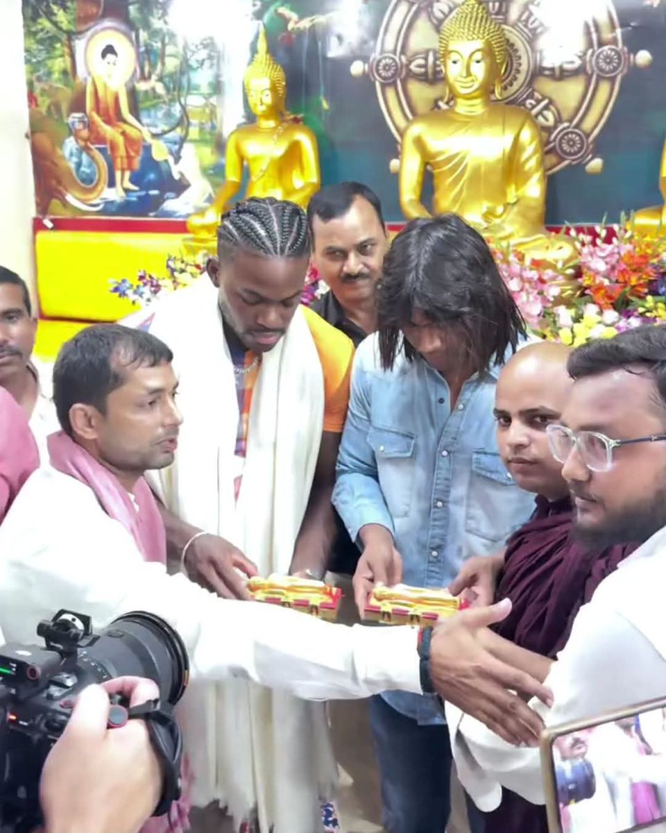 arungautam12948's tweet image. राजा यादव फिटनेस ने भी विदेश से आए फिटनेस कोच को तथागत गौतम बुद्ध की शरण में ले जाकर सम्मान किया
बुद्ध की धरती कण कण में बुद्ध ☸️🙏