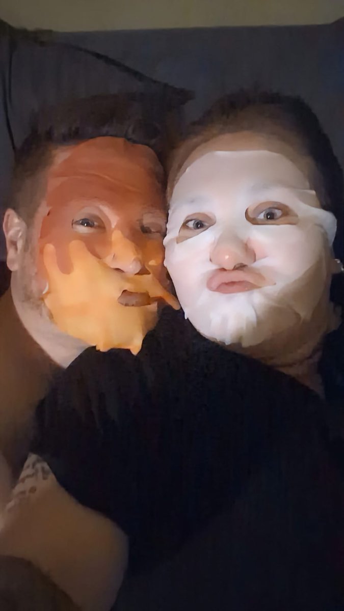 chrisplutoradio's tweet image. No...we've not leant over a chip pan fire 🔥 ...I'll be talking about this on my #SaturdayEveningShow on @PlutoRadioUK later 🤣🤣🤣 @MissKimKH