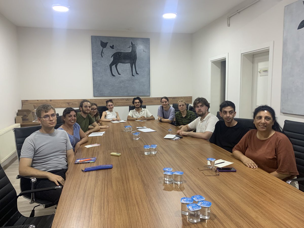 HDK_KONGRE's tweet image. Sayın Abdullah Öcalan ile görüşme talebiyle Türkiye’ye gelen Insisting on Freedom grubu üyesi enternasyonal gençlik heyetini genel merkezimizde ağırladık.
Barış ve Demokratik Toplum sürecini, HDK’nin geçmiş ve gelecek perspektifini ve enternasyonal sosyalizm mücadelesinin…