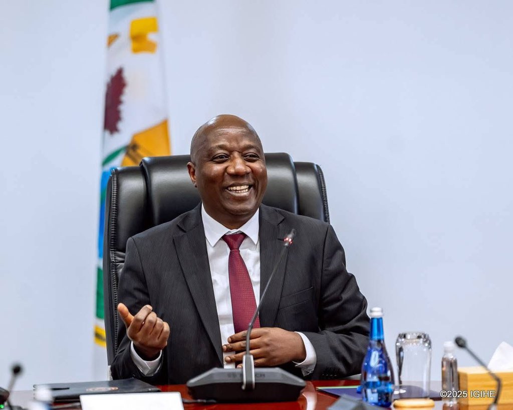 MysMick's tweet image. U Rwanda 🇷🇼 rwagize ba Minisitiri w’Intebe bangahe uhereye nyuma ya jenoside yakorewe abatutsi mu 1994 kugeza ubu?
Tubwiremo 3 (Amazina yombi)
Uwayoboye igihe kinini ninde?
Niyo Food For Thought💡‼️ y’uyu munsi!
Nk’ibisanzwe uduha igisubizo cyiza arabona 10,000 Rwf ya…
