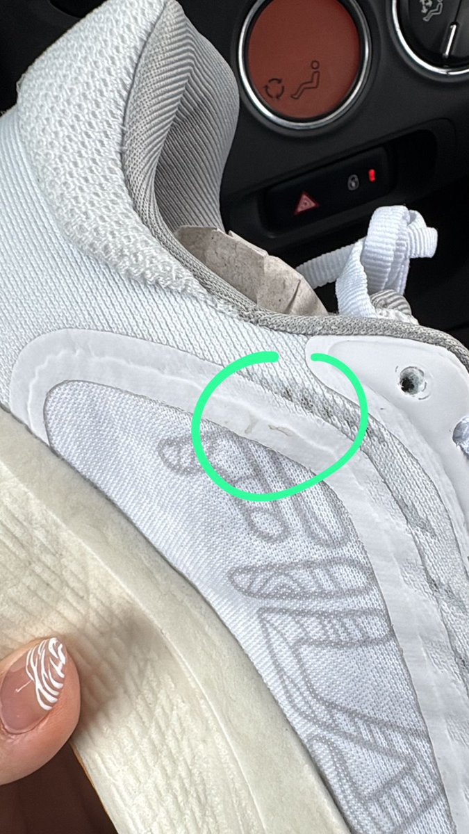 CatalinaDiLuca's tweet photo. Buenas, aparezco por acá para decirles que no compren en Fila. @filaargentina 
Hoy me llegaron unas zapas que pedí hace una semana y sinceramente: una vergüenza.
Me mandaron las zapatillas manchadas, arrugadas, sucias… USADAS. https://t.co/bidnktLBQS
