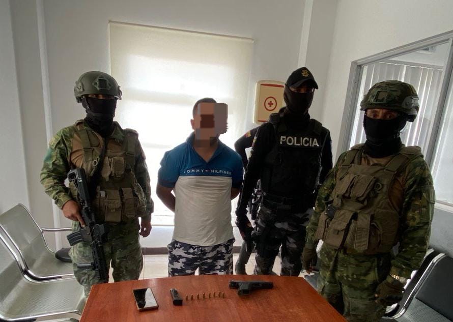 FFAAECUADOR's tweet image. Presunto integrante de grupo armado fue aprehendido en Manabí

Durante operaciones de ámbito interno las Fuerzas Armadas del Ecuador, a través del Bloque de Seguridad, aprehendieron a un presunto integrante de un grupo armado organizado en el sector San Pablo del cantón…