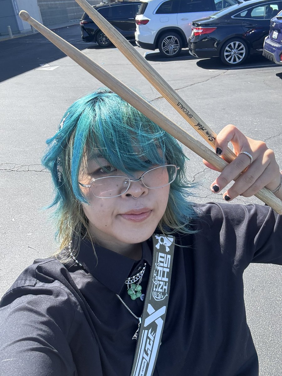 sandyghast's tweet image. guess im back on this app but at least i have blue hair now :&apos;3