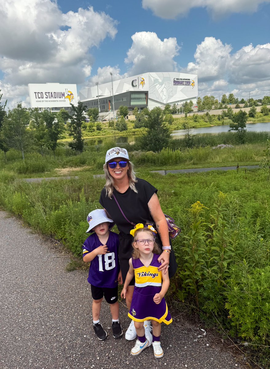 MissAlissaS's tweet image. We made it!!! #SKOL