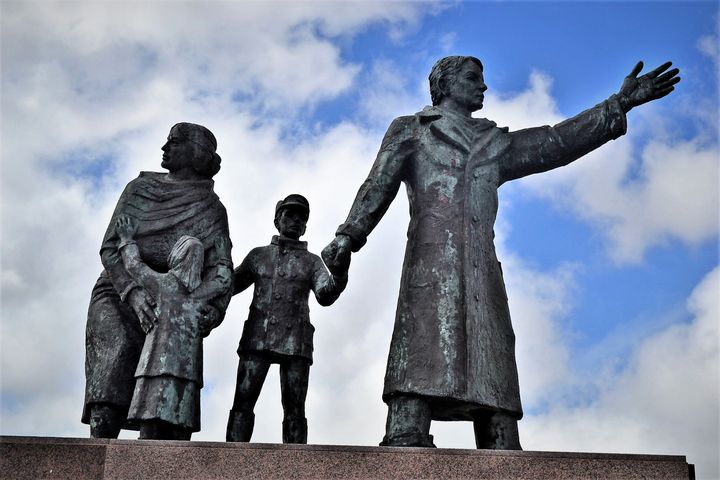 Art of the Day: "Die Auswanderer". Buy at: ArtPal.com/Altiora?i=1425…