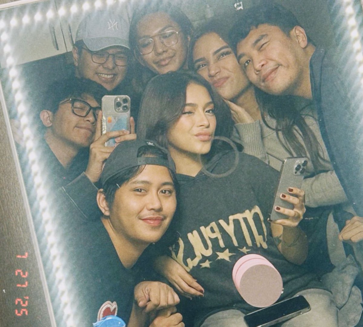 fxoxokm's tweet photo. mikmik with her glam fairies ✨🧚🏼♀️💋 #teammika https://t.co/MS66npL9Oq