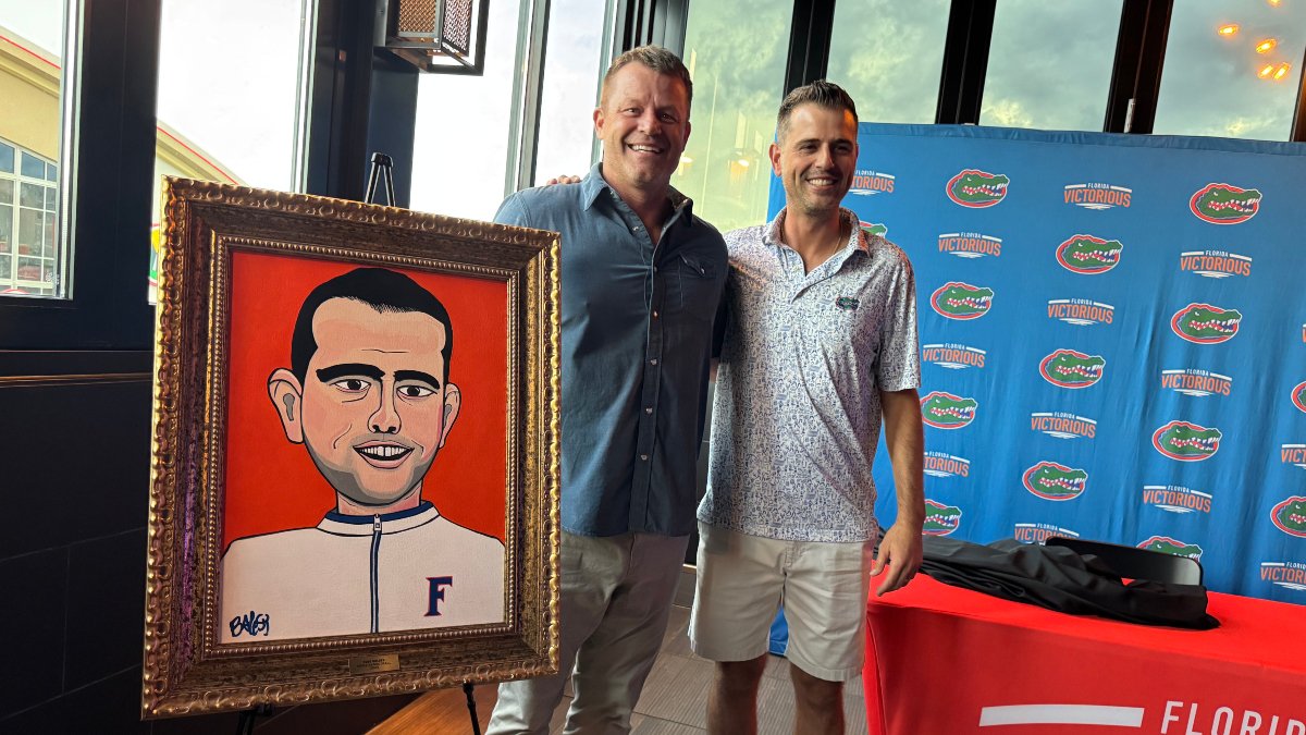 ZachAbolverdi's tweet image. .@b8syPaint presents Todd Golden with his portrait for Spurrier's Championship Room.
WATCH: on3.com/teams/florida-…