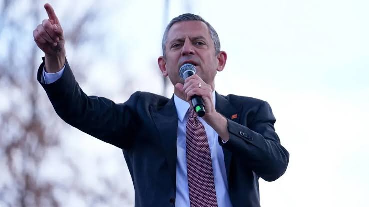 #SonDakika | Özgür Özel Ankara’da :

“Sosyal demokratların, milliyetçi demokratların, kürt demokratların, liberal demokratların birleştiği yer baba evidir.”
