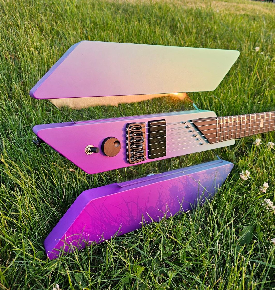 solanaspaces's tweet image. GM! Happy weekend, fam! ☀️🎸
Just a friendly reminder that this masterpiece of a guitar by @thisistimronan exists…