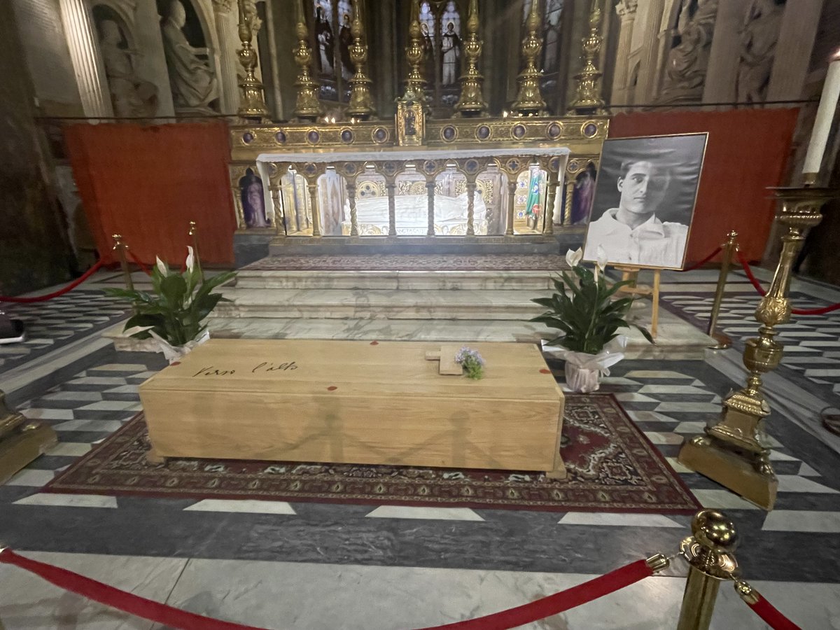lizlevrome's tweet image. Stopped by Santa Maria sopra Minevra to say hello to soon-to-be-saint Pier Giorgio Frassati, who has arrived just in time for the Jubilee of Youth this week. He is side-by-side with Catherine of Siena - what an amazing spiritual dynamic duo!