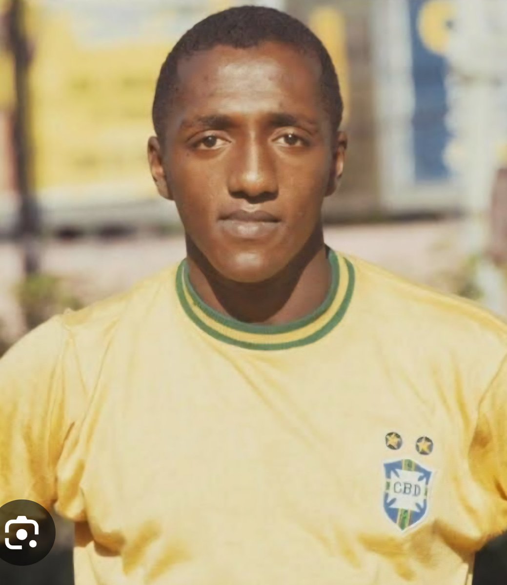 jorgekoffi's tweet image. Brasil 1 x 0 Inglaterra, gol de Jairzinho após a jogada maravilhosa do Tostão, como jogou bola o Paulo César, mais tarde chamado de Paulo César Caju, Estádio Jalisco-México 1970.
Lembranças dos meus 9 anos sentado no chão da casa da vizinha, tv preta e branco com chuviscos 🤭