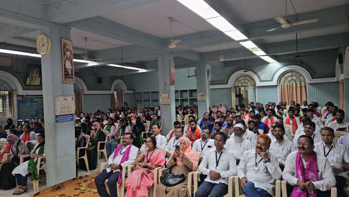 SamGDudhgaonkar's tweet image. ज्ञानोपासक शिक्षण मंडळ संचलित महाविद्यालय, परभणी यांचा सहावा पदवीदान समारंभ उत्साहात पार पडला. 2016 च्या नियमांनुसार सर्व महाविद्यालयांमध्ये पदवीदान समारंभ आयोजित करण्याचे सुचविण्यात आले असून, त्याप्रमाणे हा समारंभ संपन्न झाला. या समारंभाचे प्रमुख अतिथी विभागीय आयुक्त व गाजलेले…