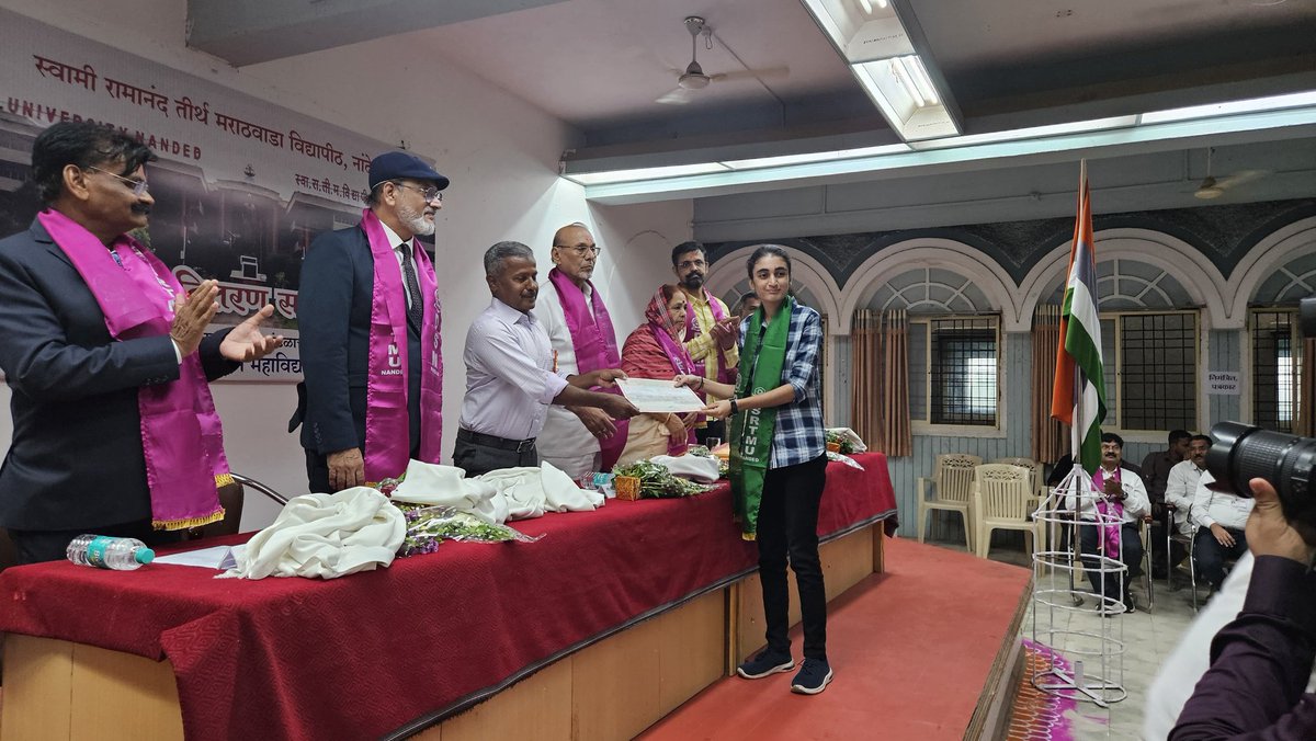 SamGDudhgaonkar's tweet image. ज्ञानोपासक शिक्षण मंडळ संचलित महाविद्यालय, परभणी यांचा सहावा पदवीदान समारंभ उत्साहात पार पडला. 2016 च्या नियमांनुसार सर्व महाविद्यालयांमध्ये पदवीदान समारंभ आयोजित करण्याचे सुचविण्यात आले असून, त्याप्रमाणे हा समारंभ संपन्न झाला. या समारंभाचे प्रमुख अतिथी विभागीय आयुक्त व गाजलेले…