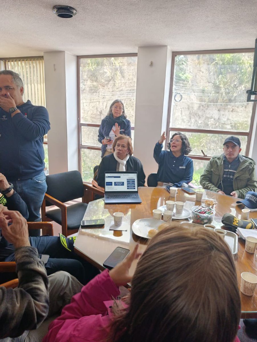 MigracionCol's tweet image. Gloria Arriero, directora general de @MigracionCol, participa en PMU en la frontera con Ecuador, donde se traza la hoja de ruta para la atención de los connacionales deportados. También participa @CancilleriaCol, @DefensoriaCol, @PoliciaColombia, @COL_EJERCITO y @AlcaldiaIpiales.