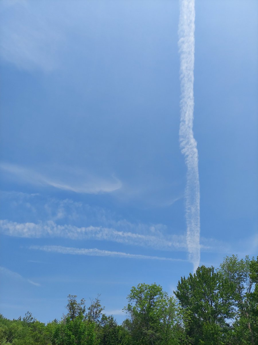 PanicMike13's tweet image. My sky is under attack. WTF