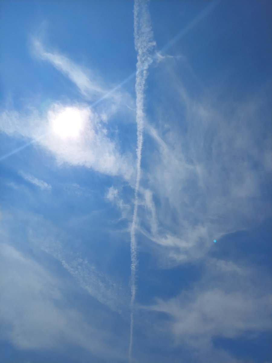 PanicMike13's tweet image. My sky is under attack. WTF