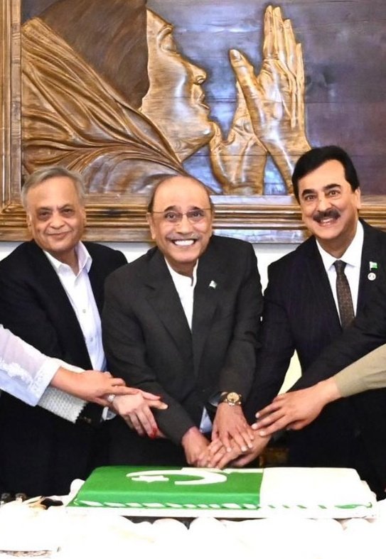 زندگی کے77 سال جی لیا پاکستان کو لوٹ لیا بیوی کو مروا دیا ساری پارٹی ہائے جیک کر لی پاکستان کا بیڑا غرق کر دیا

بس دکھ اک ہی رہ گیا
اپنی دھی تے ہتھ پیلے نہیں کر سکیا 

#وفاداری_صرف_خان_سے
#قدم_بڑھاؤ_تحریک_چلاؤ