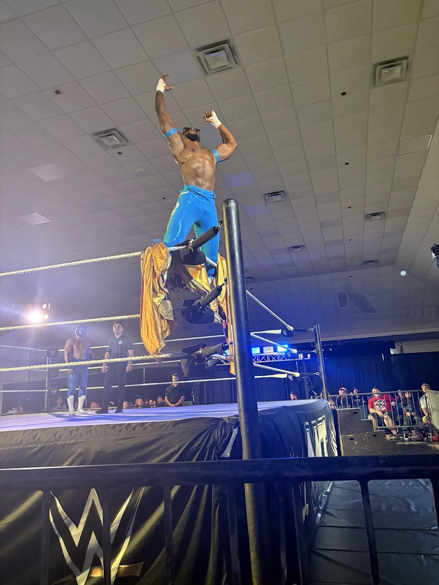 kivalkyrie's tweet photo. The first match was Lince vs. @Edris_Enofe who was talking shit at me the whole match since I was holding up my Lince sign, but I'm not gonna lie, dude is hilarious and I became a fan lmao. Lince got attacked by @jaspertroywwe  TWICE! He must be a dog person. 😅 https://t.co/Eyo1k4I4fn