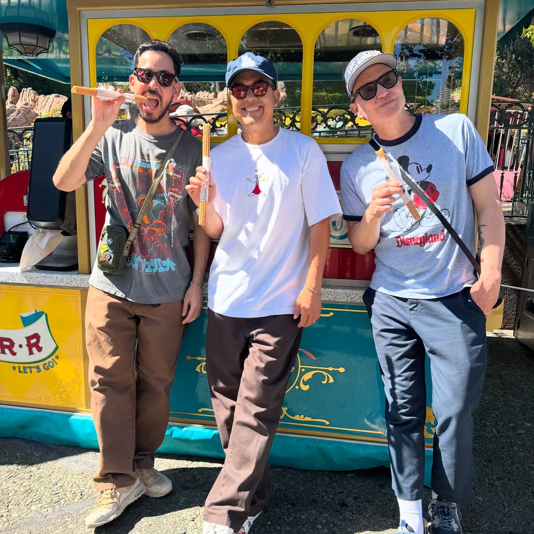 blink182py's tweet image. Mark Hoppus y su esposa Skye estuvieron en Disneyland Park California compartiendo con Mike Shinoda de Linkin Park.
