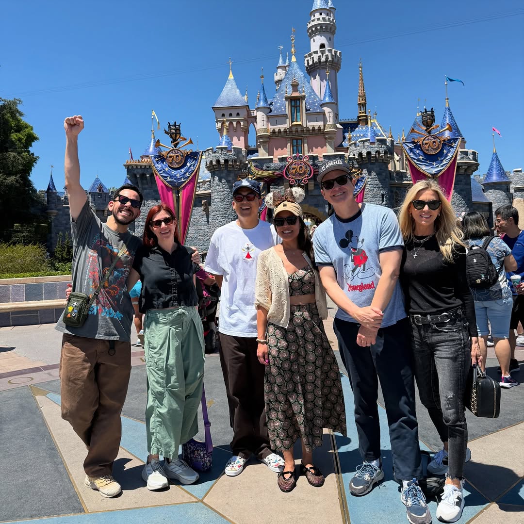 blink182py's tweet image. Mark Hoppus y su esposa Skye estuvieron en Disneyland Park California compartiendo con Mike Shinoda de Linkin Park.