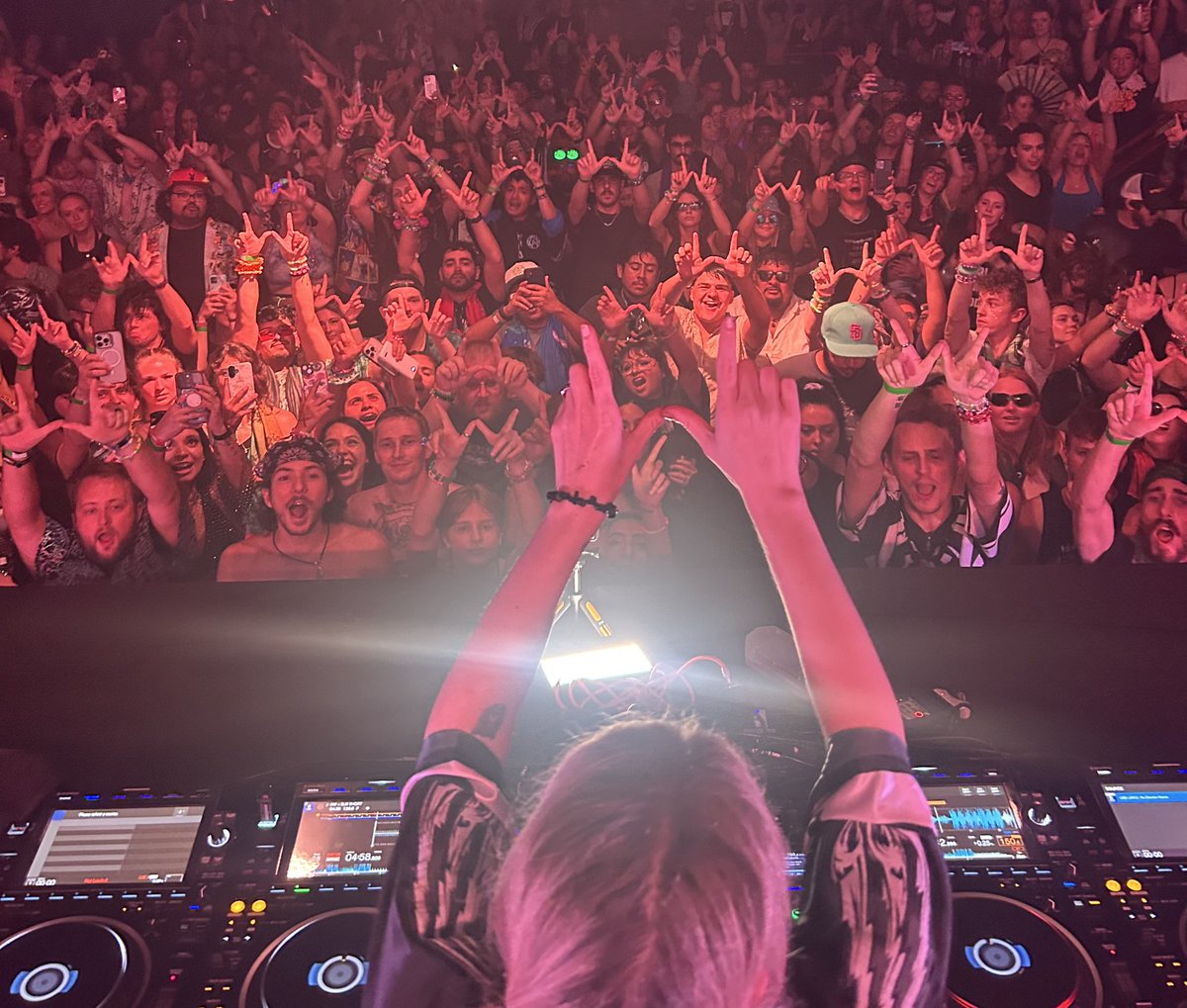 These pop up raves are next level. I don’t even know what to say except I feel so connected. 

Fort Collins, Colorado 📍 
THANK YOU