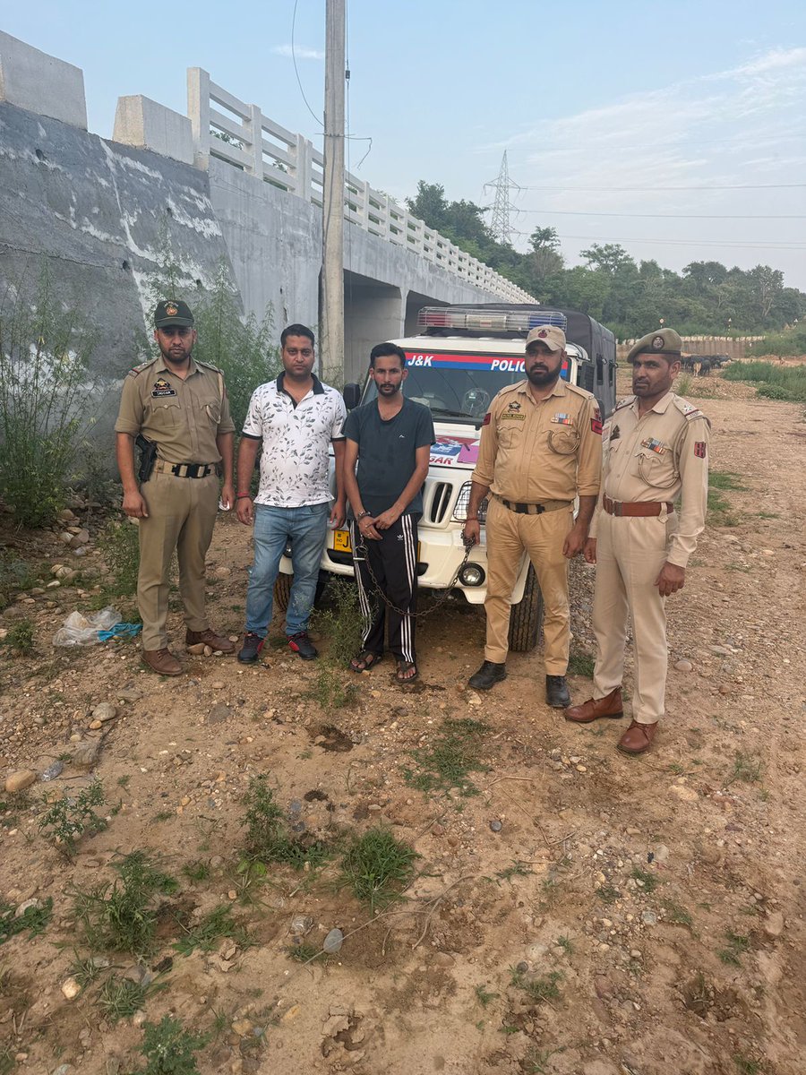 jkchanneltv's tweet image. J&K POLICE KATHUA NABBED 01 DRUG PEDDLER WITH APPROX. 6.75 GRAMS OF HEROIN (CHITTA) LIKE NARCOTICS AT CHANN MORIAN NEAR BRIDGE P/S HIRANAGAR.
@JmuKmrPolice @ZPHQJammu