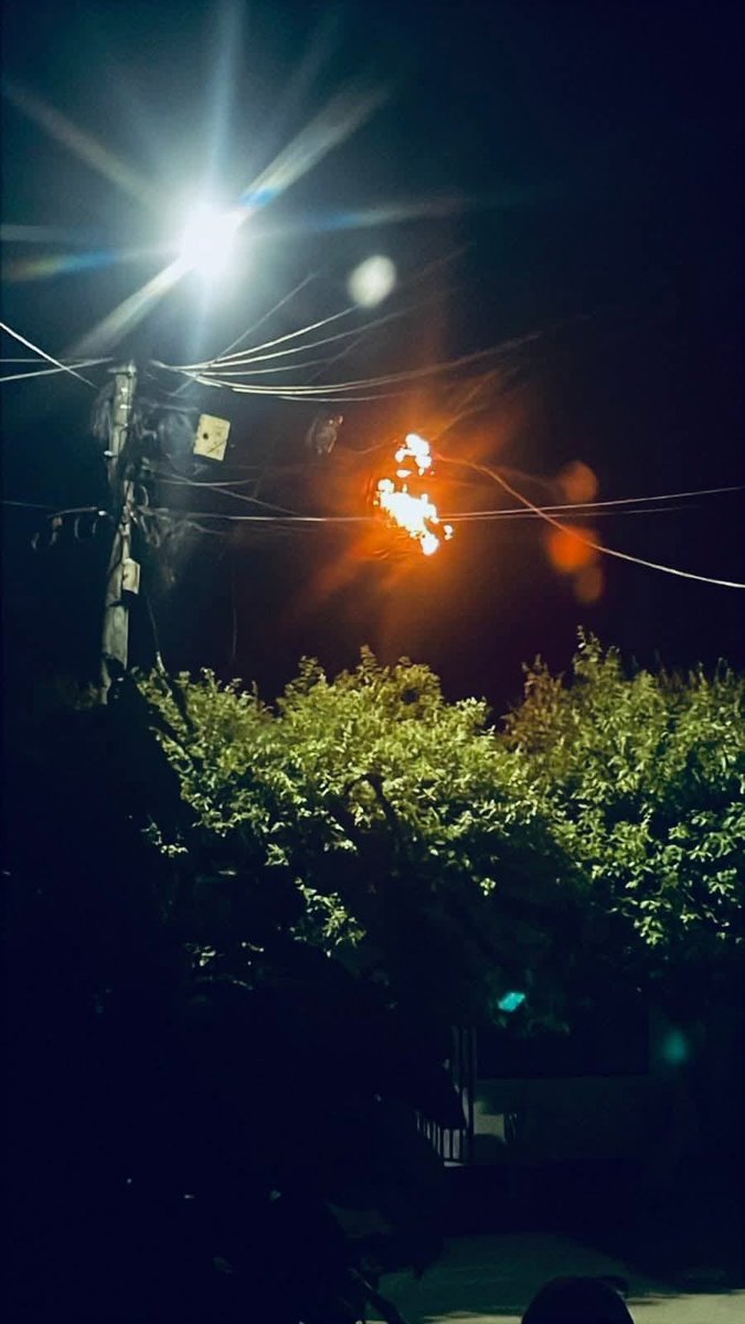 ClaudiaLopez's tweet image. ¡Tanta carreta cuántica!
Aquí les muestro cómo luce la “transición energética cuántica” de este gobierno en el Cesar y La Guajira.
Pararon las industrias que le daban trabajo a la gente y los dejaron con la misma infraestructura vieja, con apagones y las tarifas más caras.
Se…