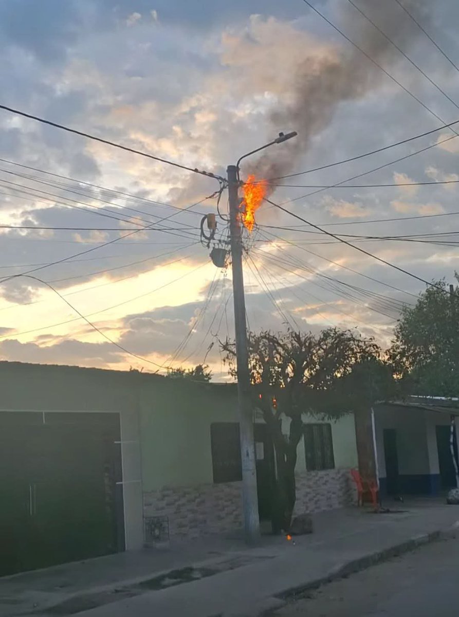 ClaudiaLopez's tweet image. ¡Tanta carreta cuántica!
Aquí les muestro cómo luce la “transición energética cuántica” de este gobierno en el Cesar y La Guajira.
Pararon las industrias que le daban trabajo a la gente y los dejaron con la misma infraestructura vieja, con apagones y las tarifas más caras.
Se…