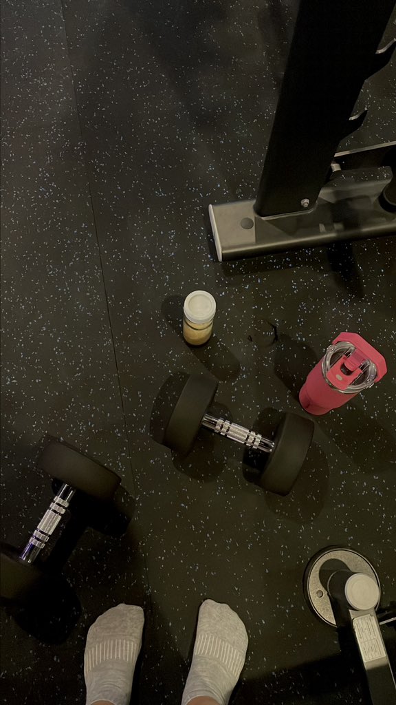 cheeyzpeezy's tweet image. leg day 🦦