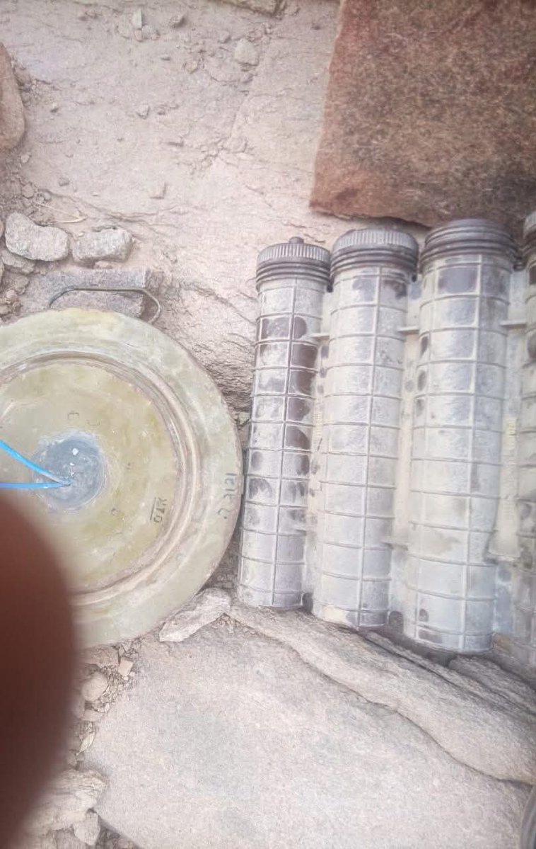 الفرق الهندسية بقوات دفاع شبوة تنجح في تفكيك عبوات ناسفة شديدة الانفجار زُرعتها العناصر الارهـ..ـابية في منطقة المصينعة مديرية الصعيد .