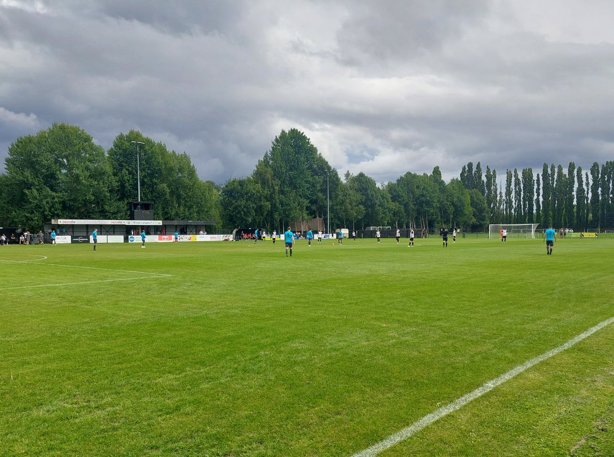 sblack83's tweet image. Match 02 of 2025/26:
⚪️⚫️ KINGS LANGLEY 3️⃣
Collier (45+2), Connolly (54, 60 pen)
🔵⚫️ WORMLEY ROVERS 2️⃣
Darceville (46), Offer (90+5)
🏆 Spartan South Midlands Premier
🏟 The Orbital Fasteners Stadium (#299)
🎟 £10 | £2
📖 Online
👥️️ 173
@KLFCofficial @WormleyRoversFC