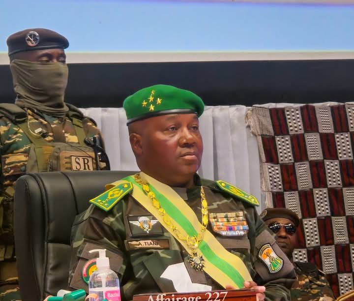 Ibrahim232019's tweet image. Les gens pensent que notre soutien au général d&apos;armée Tiani affaibli 🤣😅

NB : pour moi c&apos;est maintenant même que je commence à soutenir le CNSP.

Peu importe les circonstances je serai aux côtés du général d&apos;armée Tiani.