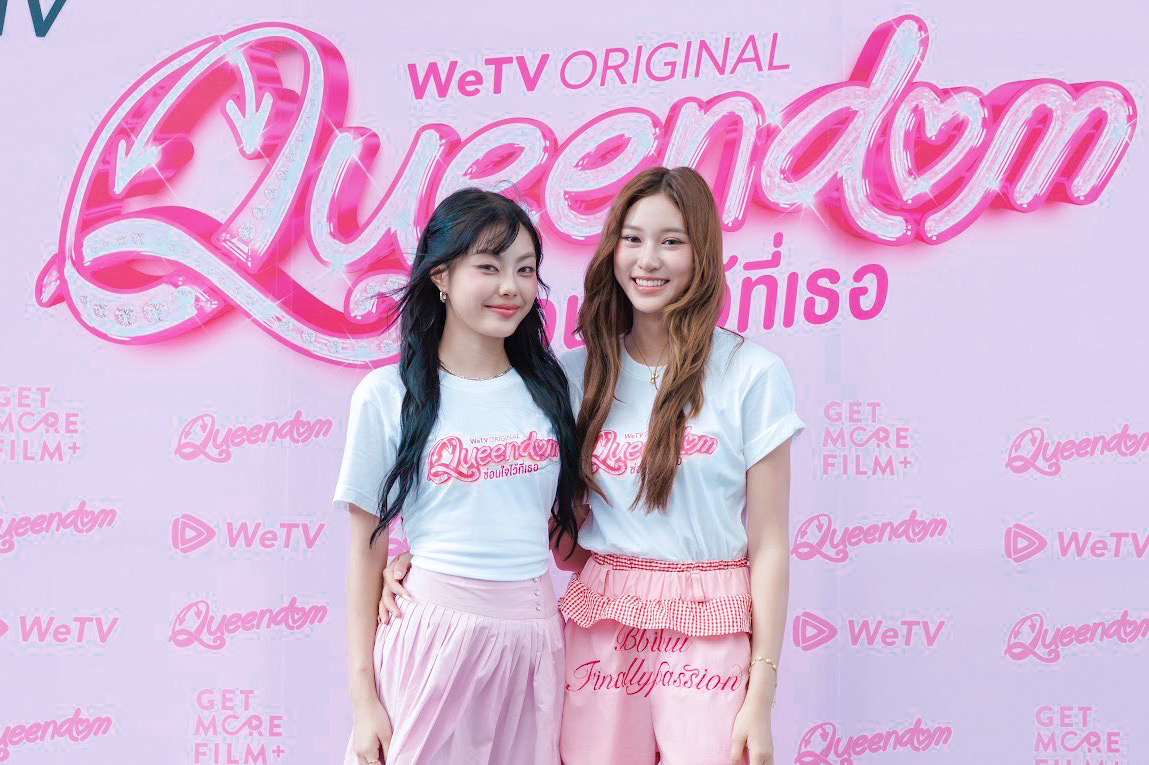 prjipata's tweet image. เปิดเคมีใหม่!! “แพม-อาฮ๋วง” ควงคู่เอาฤกษ์เอาชัย นำทีมบวงสรวง “QUEENDOM ซ่อนใจไว้ที่เธอ” ซีรีส์ยูริเรื่องแรกจาก WeTV Original
 
WeTV เดินหน้าขยายจักรวาลความฟิน เปิดประสบการณ์ใหม่ให้คอซีรีส์ได้อินไปกับ “QUEENDOM ซ่อนใจไว้ที่เธอ” แนวรอมคอมสลับร่าง ซีรีส์ยูริเรื่องแรกจาก WeTV…