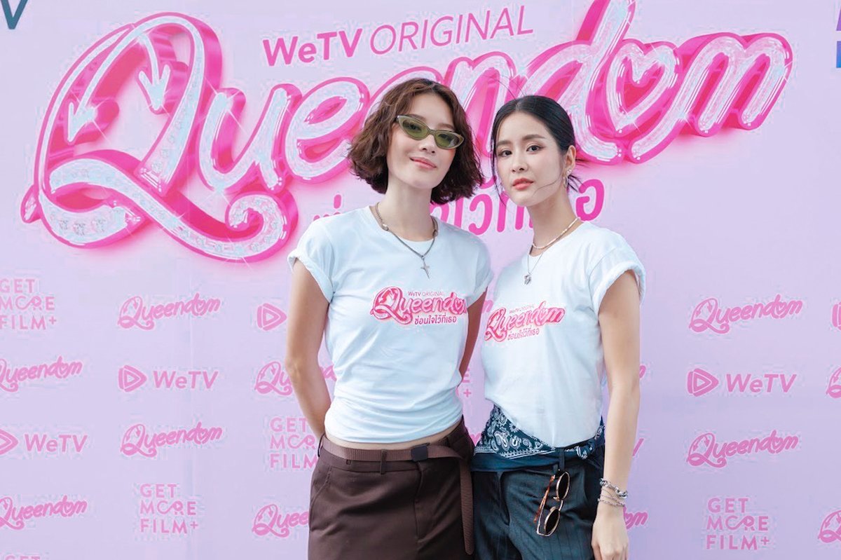 prjipata's tweet image. เปิดเคมีใหม่!! “แพม-อาฮ๋วง” ควงคู่เอาฤกษ์เอาชัย นำทีมบวงสรวง “QUEENDOM ซ่อนใจไว้ที่เธอ” ซีรีส์ยูริเรื่องแรกจาก WeTV Original
 
WeTV เดินหน้าขยายจักรวาลความฟิน เปิดประสบการณ์ใหม่ให้คอซีรีส์ได้อินไปกับ “QUEENDOM ซ่อนใจไว้ที่เธอ” แนวรอมคอมสลับร่าง ซีรีส์ยูริเรื่องแรกจาก WeTV…