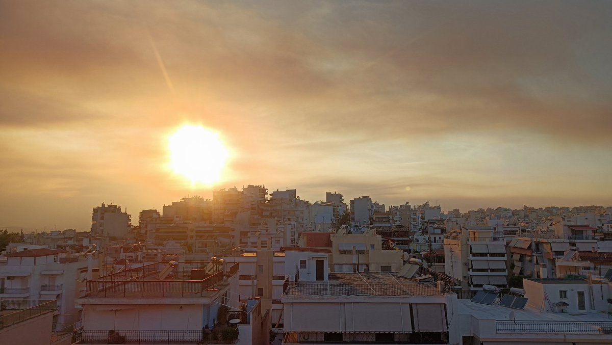 katia0's tweet photo. Ο καπνός από τη φωτιά στο Κρυονέρι όπως φαίνεται από Ηλιούπολη .

Καθίκια. Έχετε ρημάξει όλη τη χώρα.

#φωτια #Κρυονερι https://t.co/3xjOZIGFeS