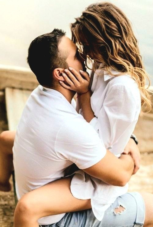 Tiger_Biker2's tweet image. Amor es ..
enamorar a la misma persona
todos los días,
es fomentar su sonrisa
y reflejarse en sus ojos
llenos de amor,
es sostenerse muy fuerte
cuando haya caidas
y llenarla de caricias
en tiempos de felicidad,
amor es estar en paz
sin mirar a otro lugar ... ☀️
☀︎☽♾︎