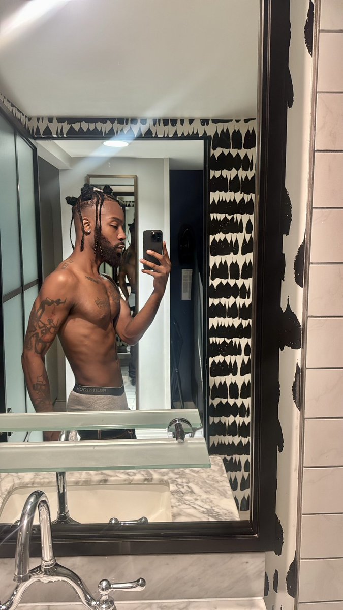 OkaySevn's tweet image. I like long walks with my nigga to the bank.