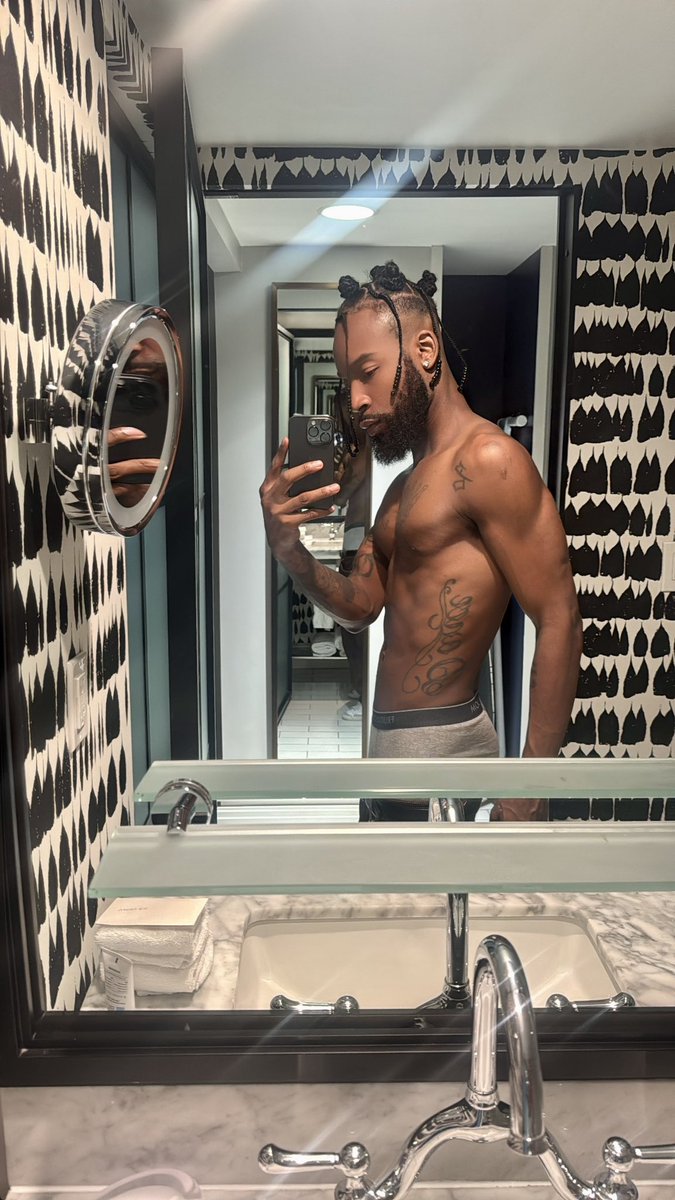 OkaySevn's tweet image. I like long walks with my nigga to the bank.